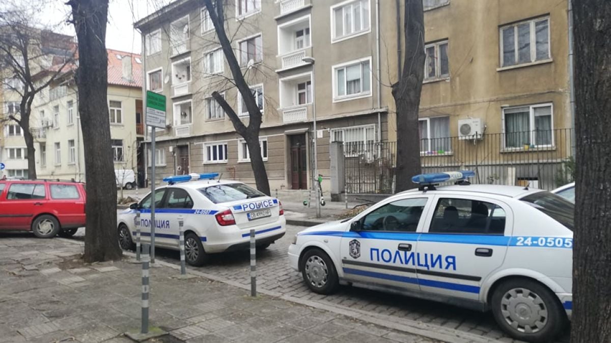 Зрелищен екшън с маскиран крадец и полицаи в центъра на София! СНИМКИ