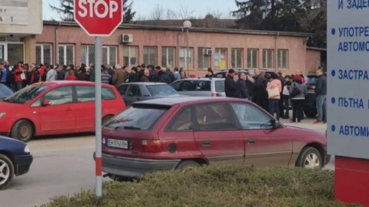 Шофьорите в паника! Опашки се извиха пред КАТ заради голям проблем с колите
