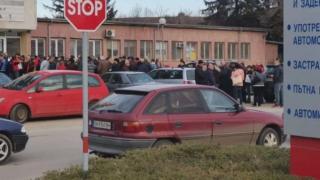 Шофьорите в паника! Опашки се извиха пред КАТ заради голям проблем с колите