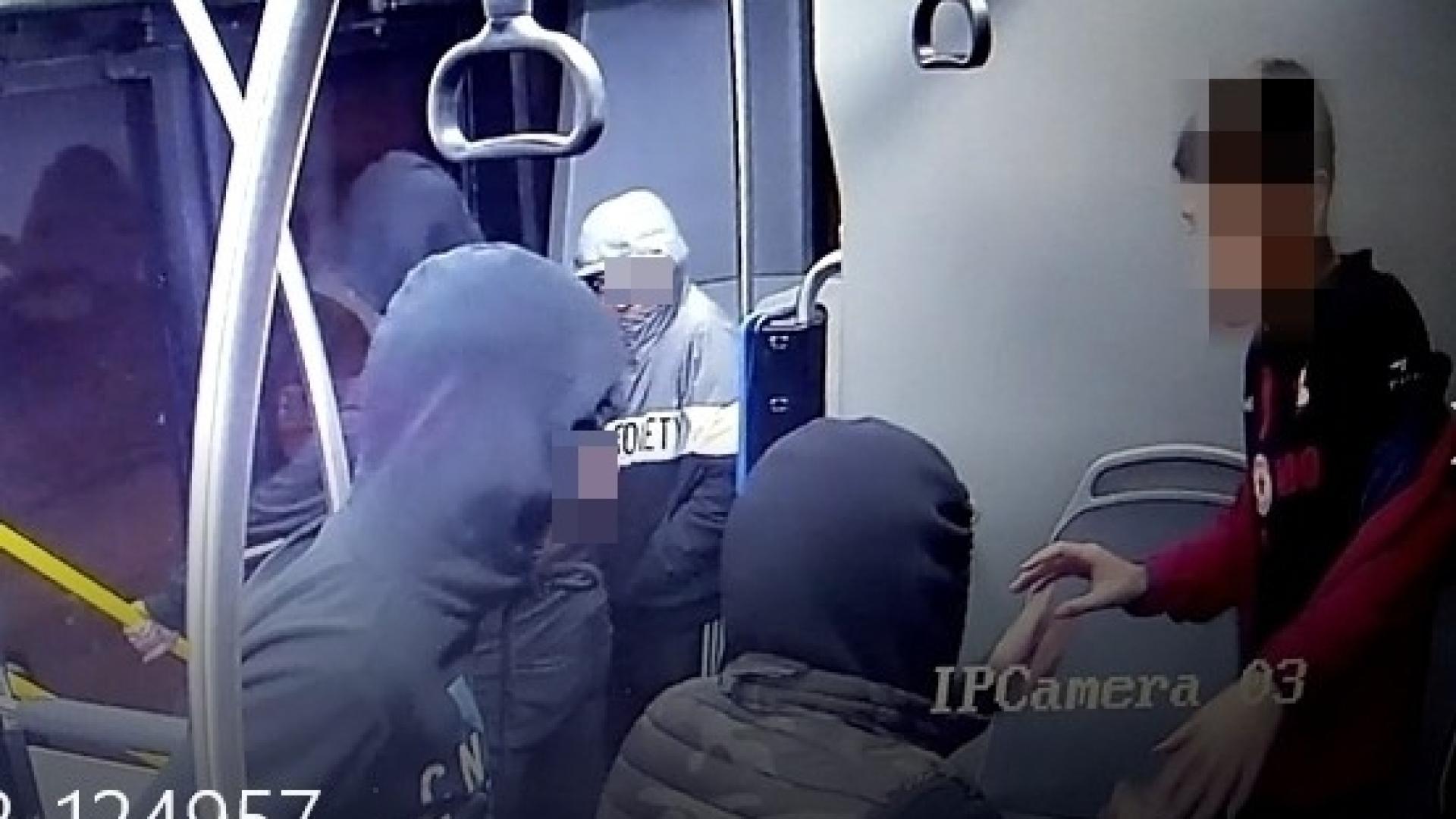 МВР показа СНИМКИ на изродите, съблекли момче в столичен автобус