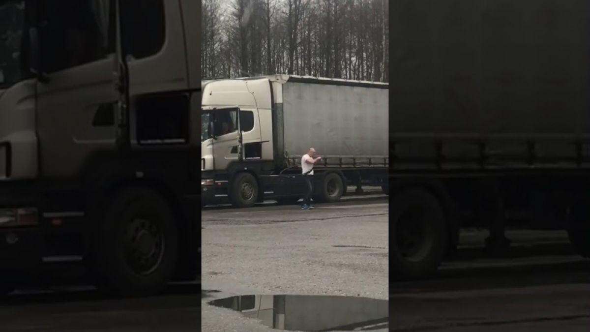 Тираджия слезе от кабината и изуми всички с това, което направи на пътя ВИДЕО