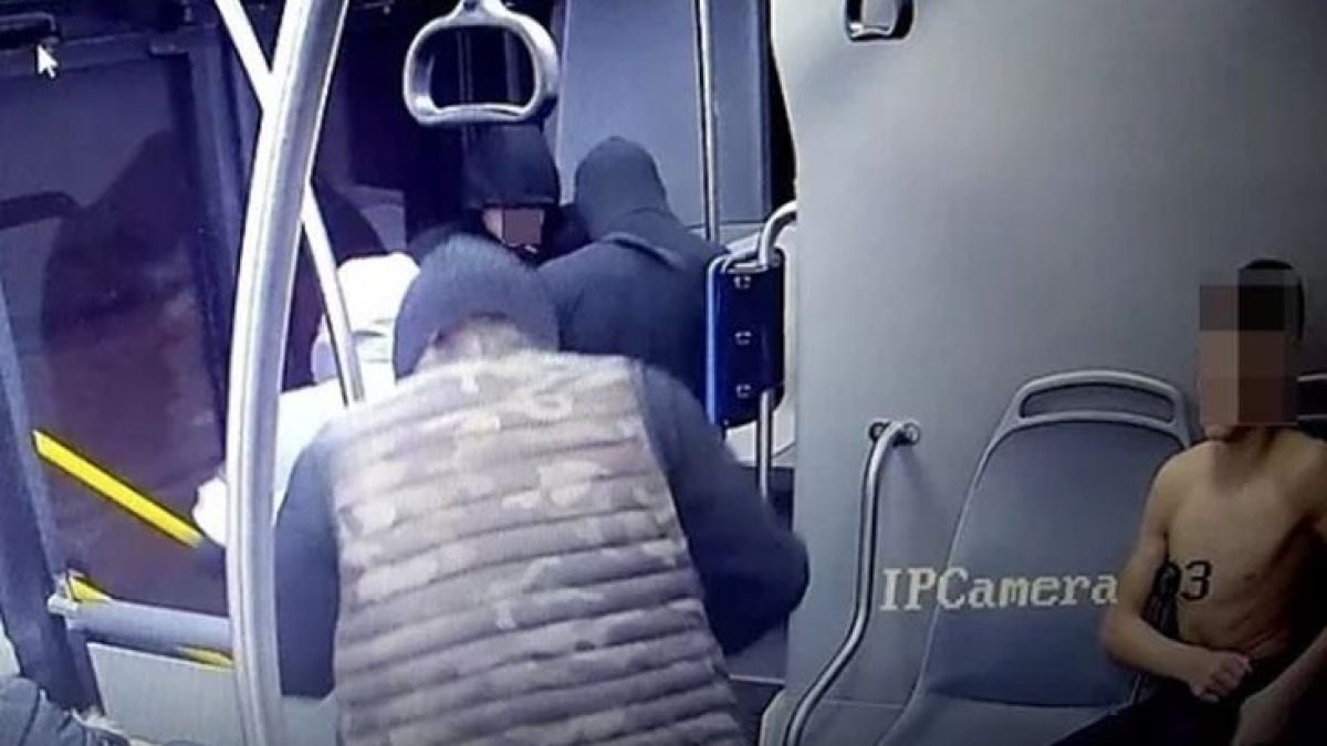 Ето какво е заковало агресорите, пребили и съблекли момче в столичен автобус