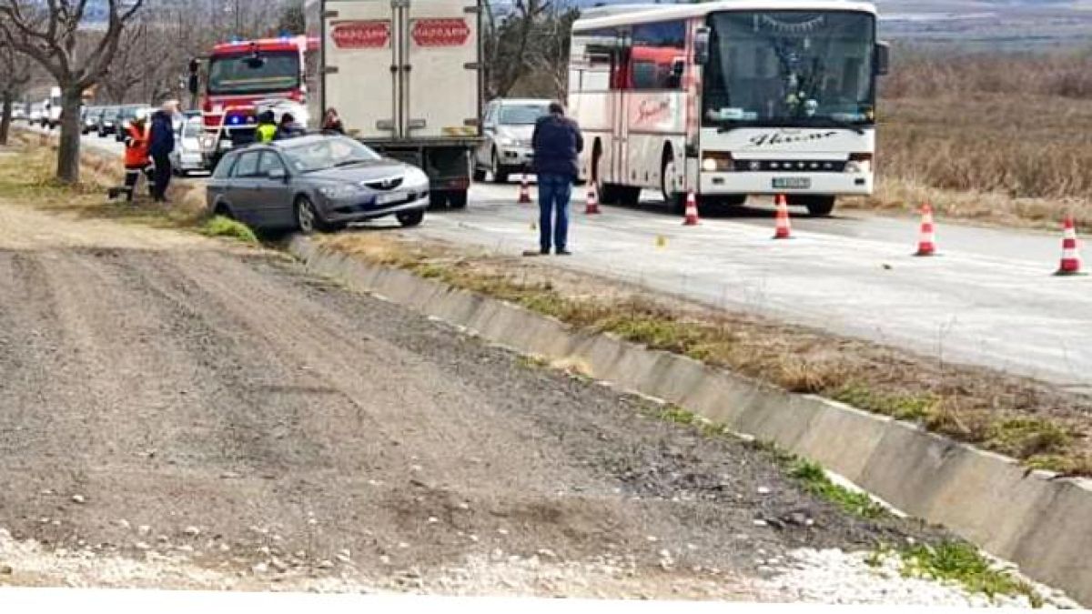Камион навлезе в насрещното край Карлово, помля коли СНИМКИ