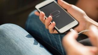 Предстои голяма промяна при смартфоните - скоро всеки ще може да сменя батерията си за секунди