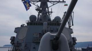 Мощният американски разрушител USS Ross хвърли котва във Варна СНИМКИ