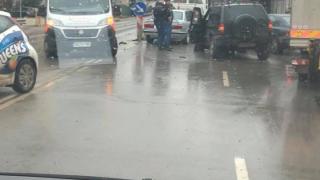 БМВ с размазана предница задръсти „Симеоновско шосе“ в София СНИМКИ