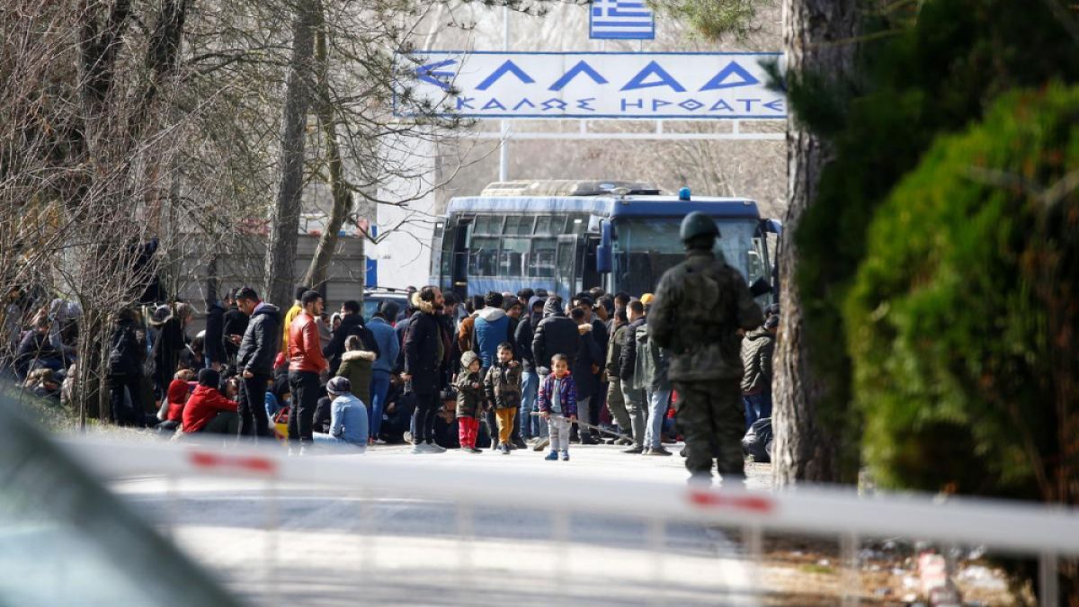 Битката започна! Гръцки граничари разплакали орда бежанци