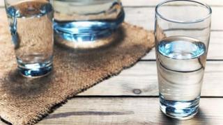 Пречистващ ритуал с вода гони лошата енергия и черната магия от дома