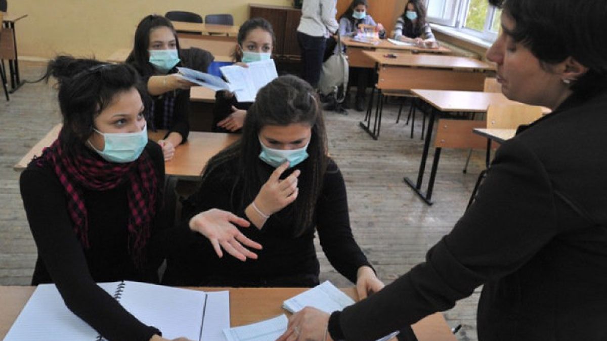 Четири училища в Пловдивско в грипна ваканция! Студентка е под карантина