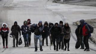 НА ЖИВО от границата: Гърците спират щурм на мигранти с шокови гранати и сълзотворен газ СНИМКИ