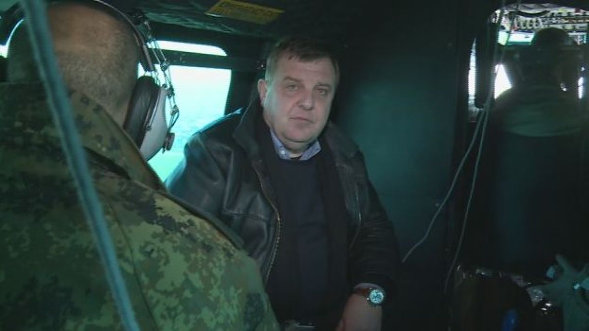 Каракачанов огледа с хеликоптер границата за мигранти 