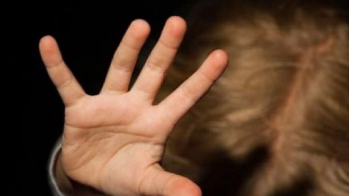 Баща - изрод от Велико Търново изпи литри бири и почти усмърти момченцето си 