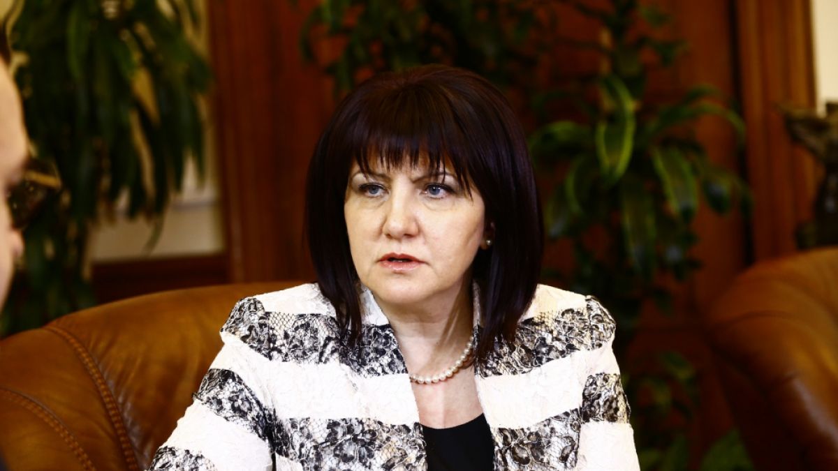 Караянчева към медиците: Вие сте нашият нагледен урок за справяне с болката