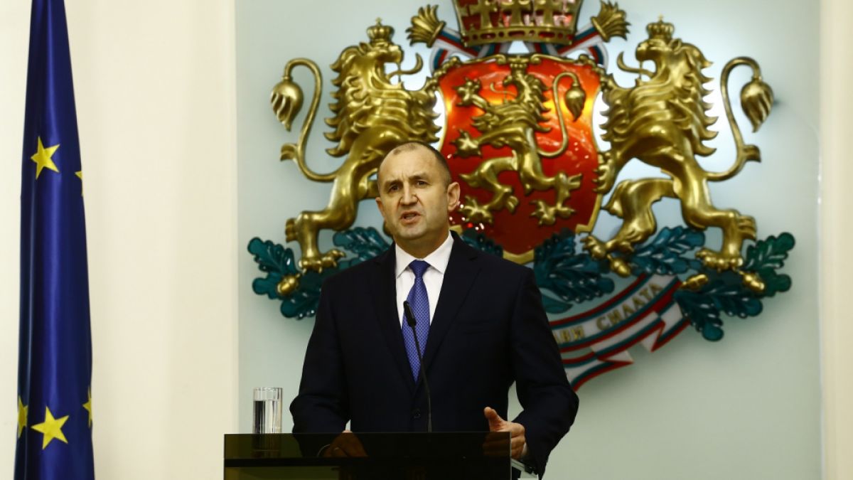 Президентът Радев призова за оставка на правителството и главния прокурор  ВИДЕО