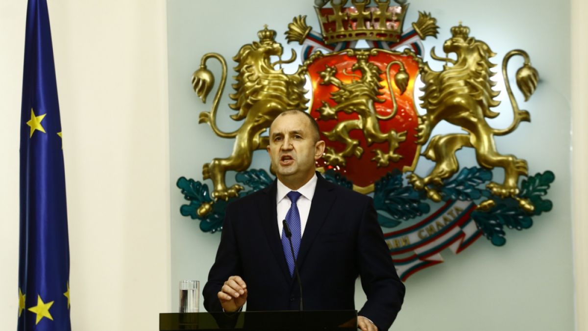 Доц. Гълъбов с пареща критика: Румен Радев се отказа от поста президент
