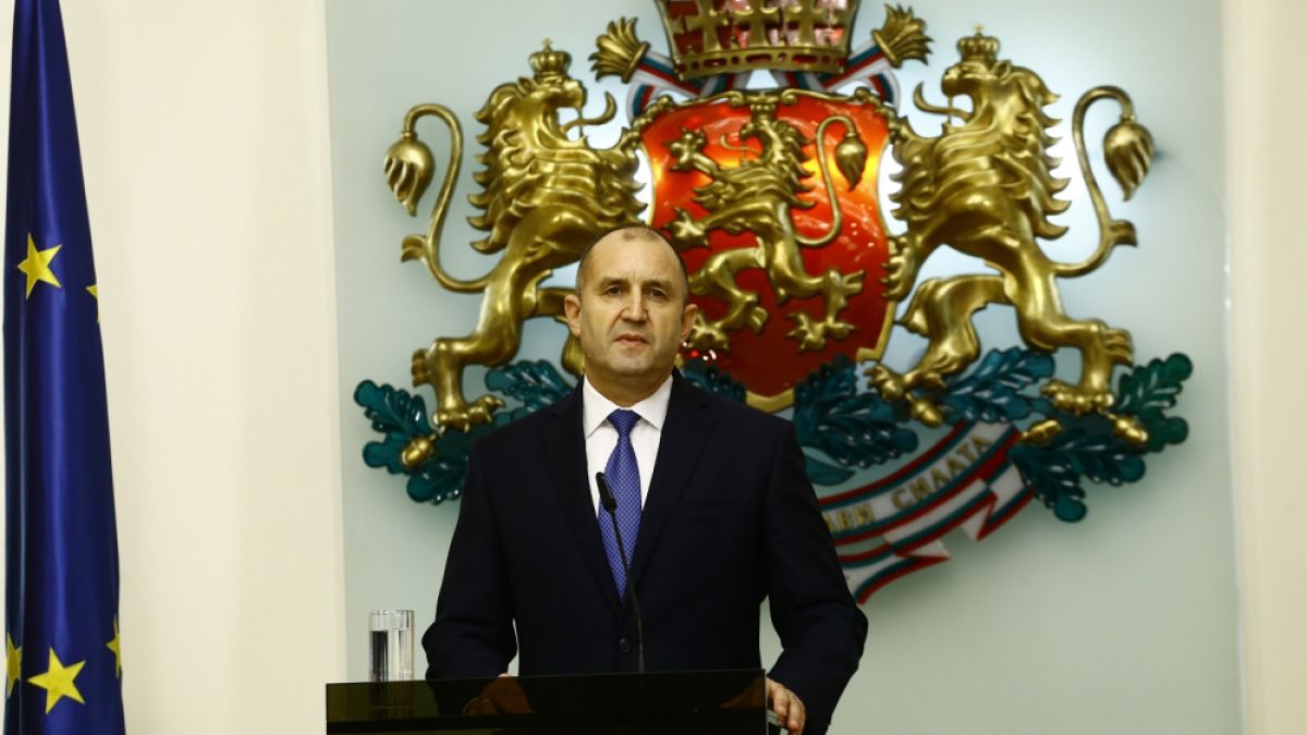 Радев с извънредно обръщение към народа и НС
