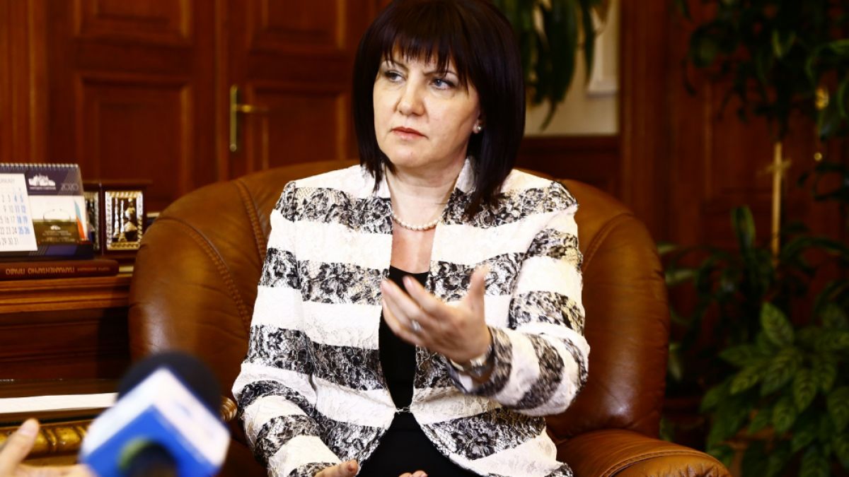 Караянчева цитира Елинор Рузвелт, а протестиращите не я разбраха 