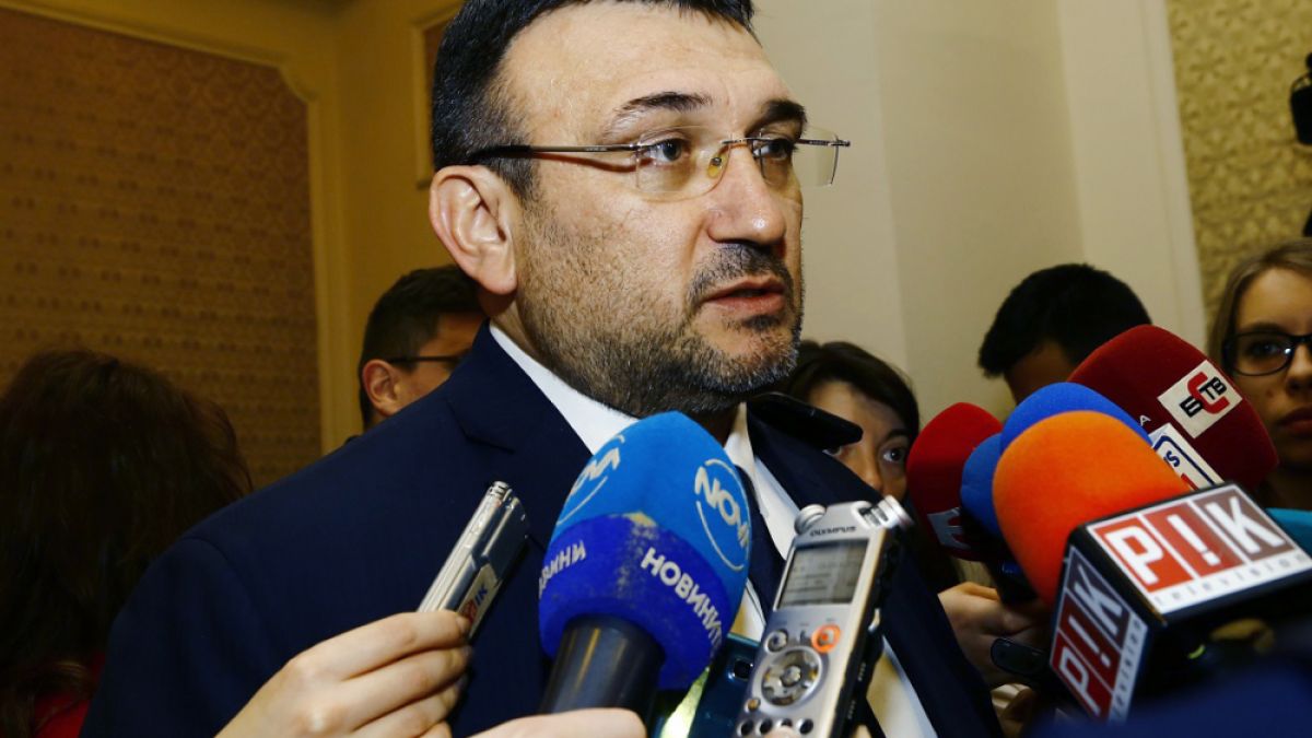 Младен Маринов с първа реакция за кадрите с полицейско насилие