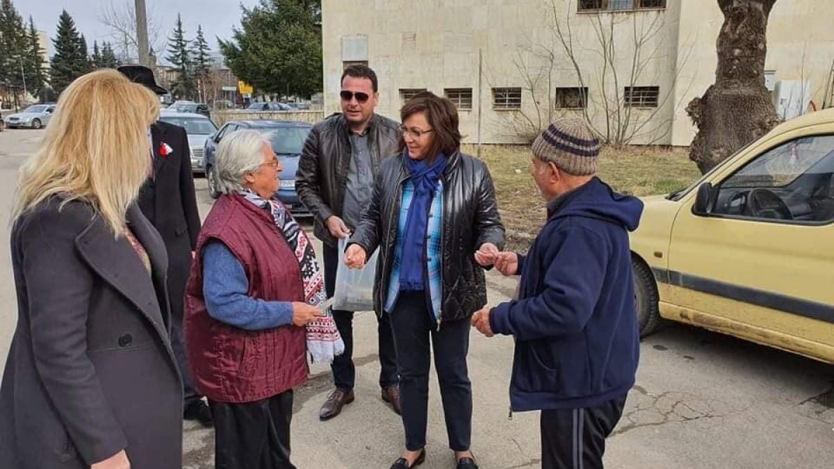 Нинова пали свещ и се моли: Нека изгоним злото СНИМКИ
