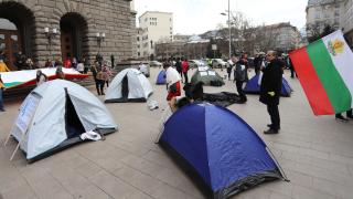 Медицински сестри на палатков лагер под прозорците на властта