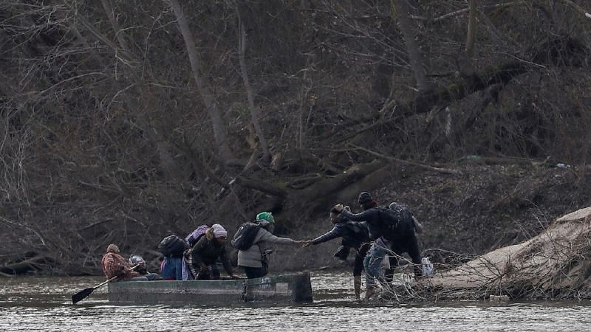 Гръцката армия с изненадващ ход срещу хилядите бежанци