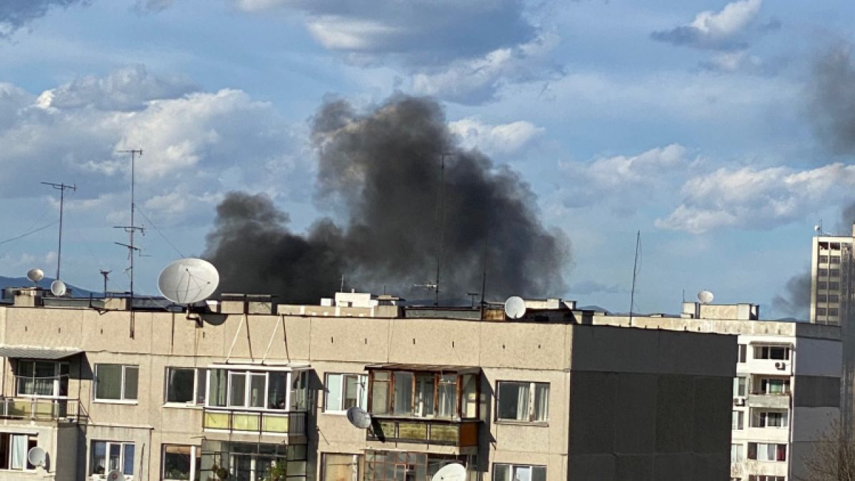 Извънредно и първо в БЛИЦ! Кошмар в столичен квартал, хвърчат пожарни и линейки СНИМКИ