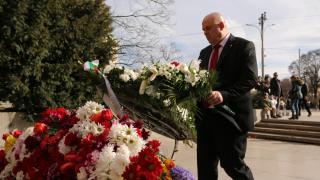 Главният прокурор се поклони пред паметника на Незнайния воин СНИМКИ