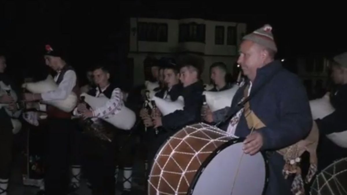 БЛИЦ TV:  Калофер поздрави с гайди България за 3 март