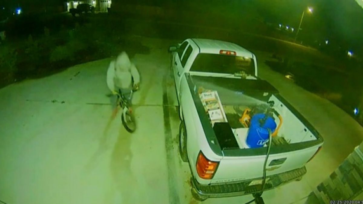 Шофьорка подлуди нагъл автокрадец с уникална защита на колата си ВИДЕО