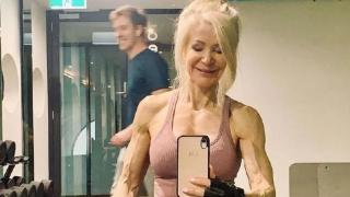 Секси баба прави много пари от съблазнителни СНИМКИ 18+ 
