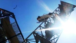 Експеримент: Хвърлиха кола върху най-здравия батут в света ВИДЕО 