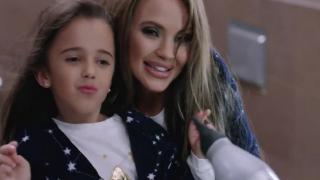 Мария се излага! Пусна 11-годишната си щерка да изкарва пари! СНИМКА