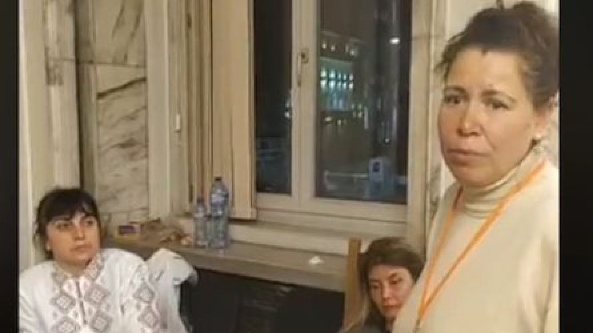 Медицински сестри се барикадираха в Народното събрание ВИДЕО