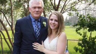 23 г. се омъжи за 68 г. си приятел напук на всички! Ето как живеят сега 