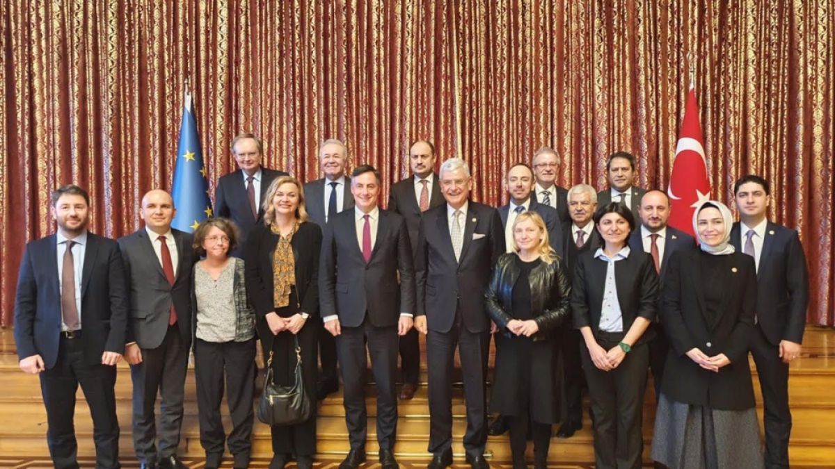 Eлена Йончева: Европа не може да бъде вземана за заложник