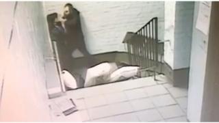 Настъпи пролетта: Без да сваля гащите, мъж се опита да изнасили минувачка