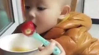 Майка измисли хитър трик, с който накара дете да пие лекарство ВИДЕО
