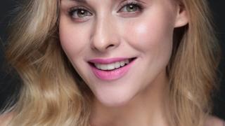 Актриса си счупи крака на сцената, но успя да си допее песента ВИДЕО 18+
