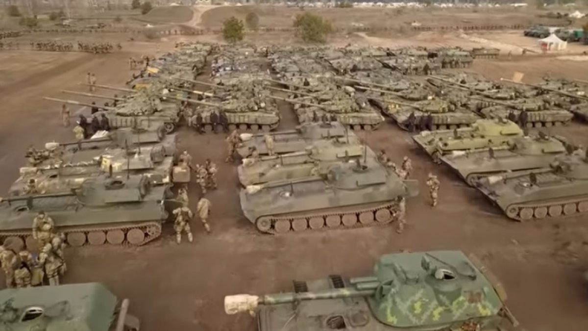 ВИДЕО с "бойната мощ" на украинската армия разсмя мрежата 
