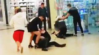 Масов бой между охранители на мол и мъже, облечени в женски дрехи ВИДЕО 18+