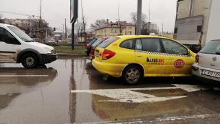 Първо в БЛИЦ: Второ меле с такси в столицата СНИМКИ