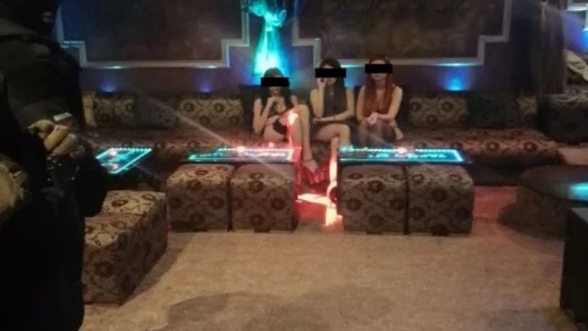 Куриоз! Проститутки пазят в съда шефа на бургаския бардак, начело с жена му ВИДЕО 18+