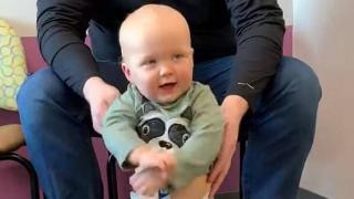 Дете, родено без едно краче, танцува за първи път и трогна мрежата ВИДЕО