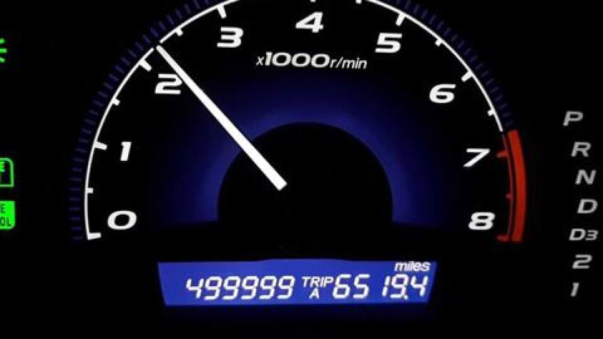 Този японски автомобил от 2011 г. навъртя над 800 000 км без ремонт ВИДЕО