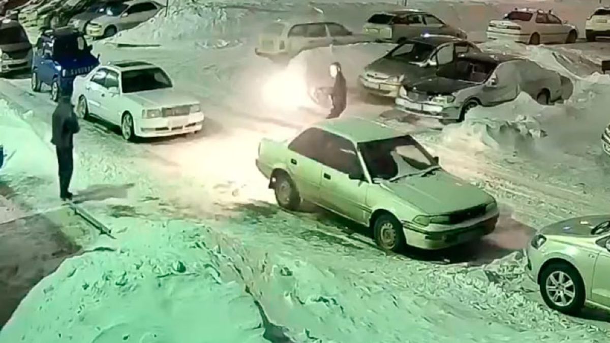 Невъзмутим: Мъж не се уплаши от стрелба с автомат при конфликт на улицата ВИДЕО 18+