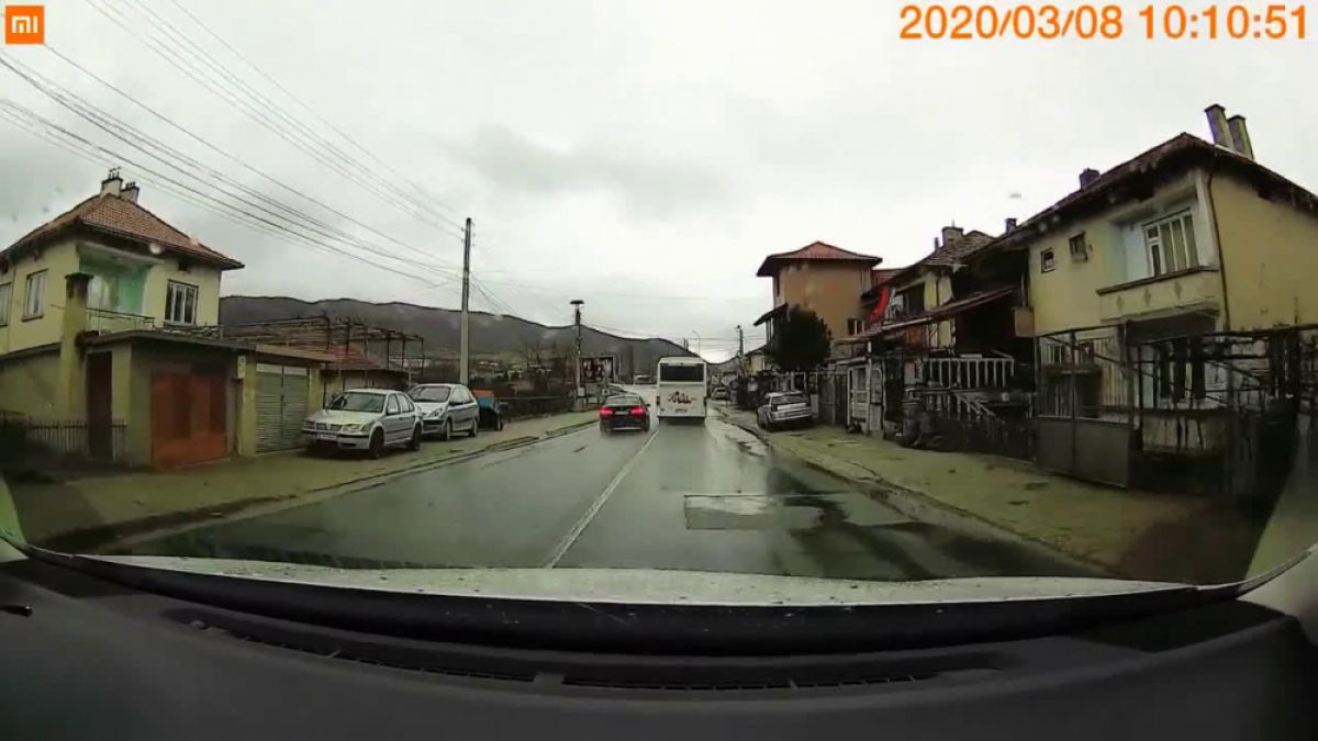 Нахалник на пътя втрещи с наглост ВИДЕО