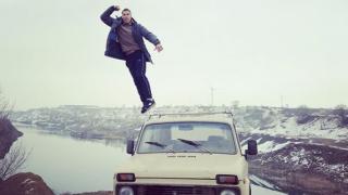 Само руснак може да направи такава простотия с кола и тиксо ВИДЕО