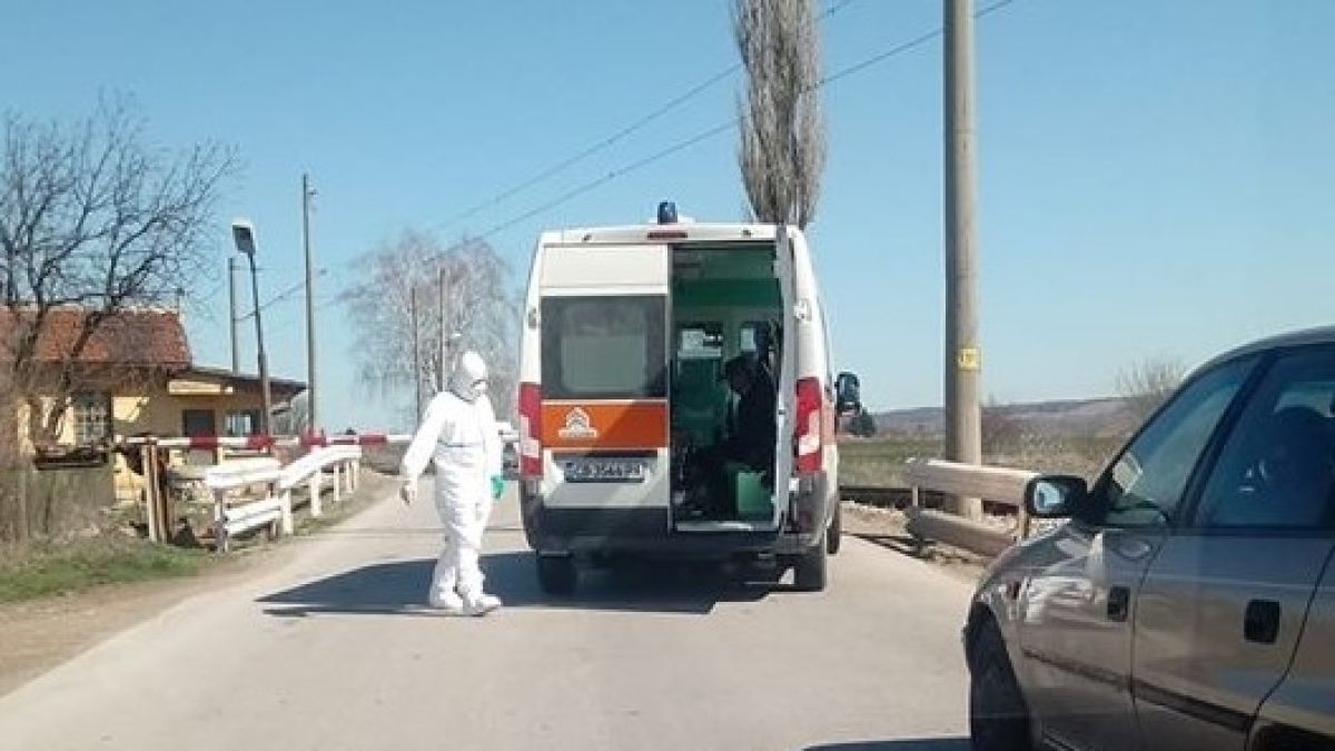Спецмедици нахлуха в селото на починалата от коронавирус жена СНИМКА