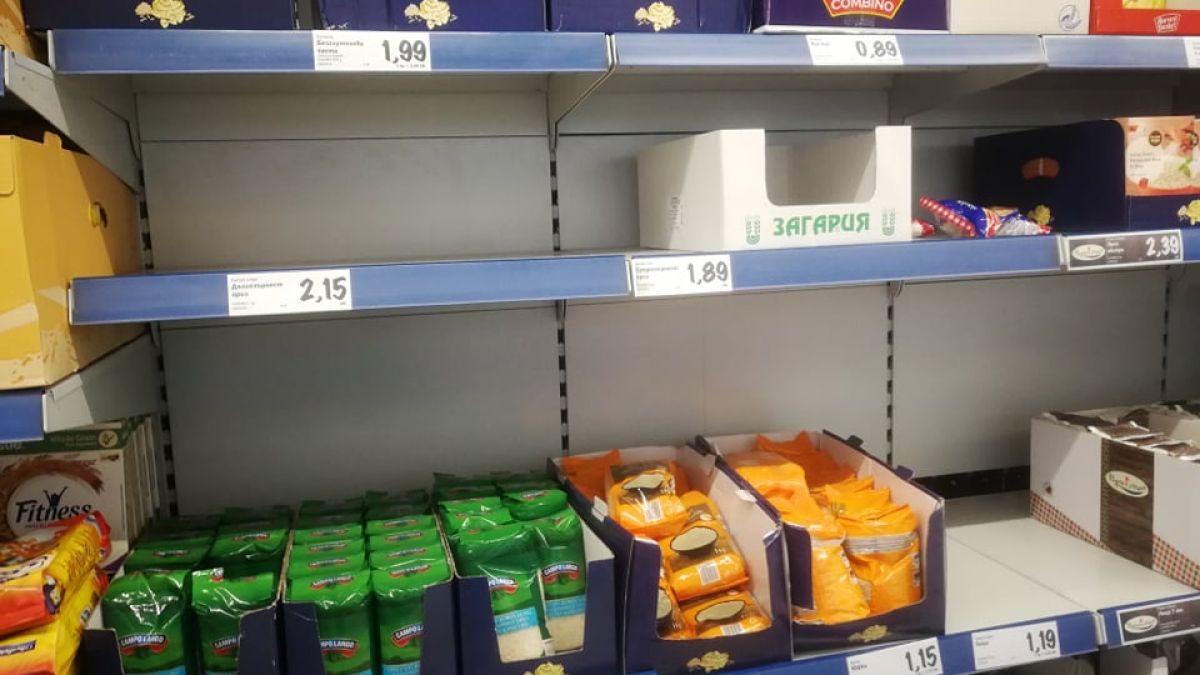 Празни рафтове в магазините заради коронавируса СНИМКИ