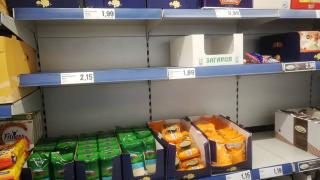 Празни рафтове в магазините заради коронавируса СНИМКИ